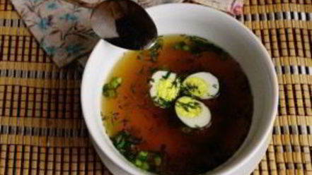 Рецепт базового куриного бульона с перепелиными яйцами