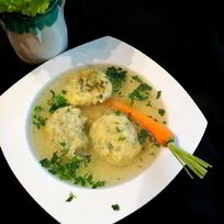 Куриный бульон с клецками