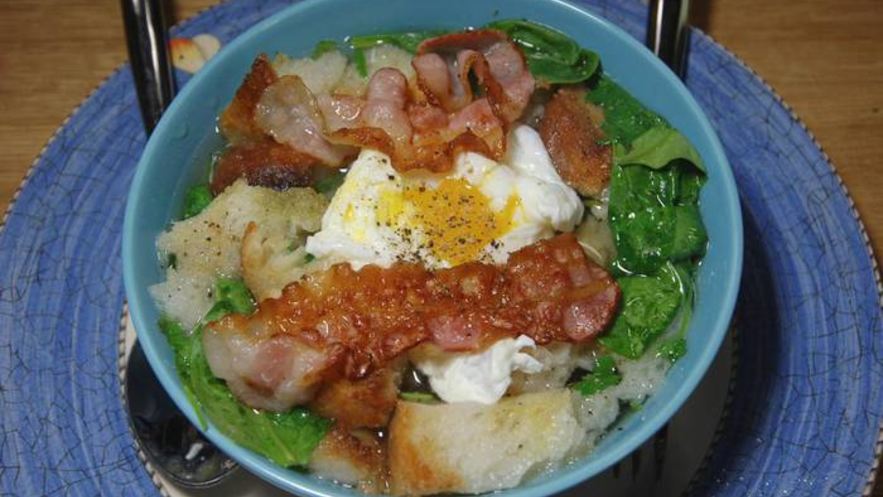 Рецепт куриного бульона с яйцом и беконом