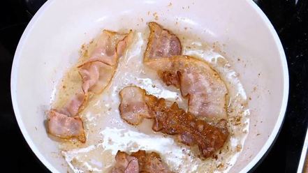 Рецепт куриного бульона с яйцом и беконом