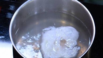 Рецепт куриного бульона с яйцом и беконом