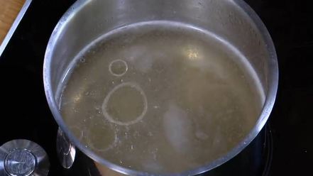 Рецепт куриного бульона с яйцом и беконом