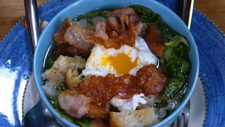 Рецепт куриного бульона с яйцом и беконом