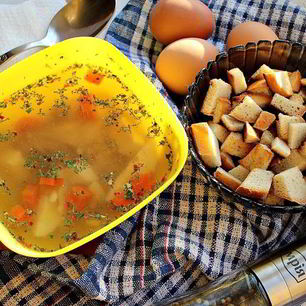 Рецепт Куриного бульона с яйцом, морковью и сухариками