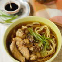 Лапша в бульоне с грибами и курицей