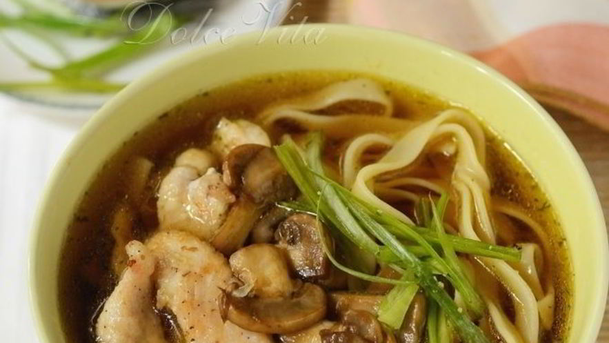 Рецепт лапши в бульоне с грибами и курицей