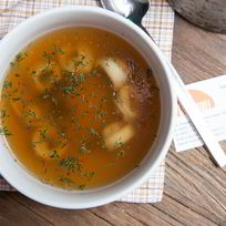 Наваристый бульон с мини-пельменями