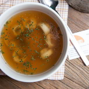 Рецепт Наваристого бульона с мини-пельменями