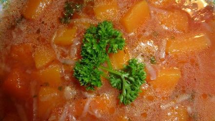 Рецепт супа на курином бульоне с мускатной тыквой и луком