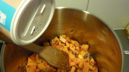 Рецепт супа на курином бульоне с мускатной тыквой и луком