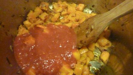 Рецепт супа на курином бульоне с мускатной тыквой и луком