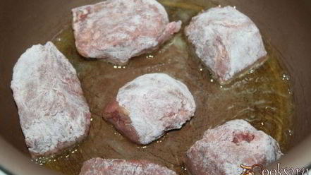 Рецепт запеченной говядины в вине и курином бульоне