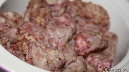 Рецепт запеченной говядины в вине и курином бульоне