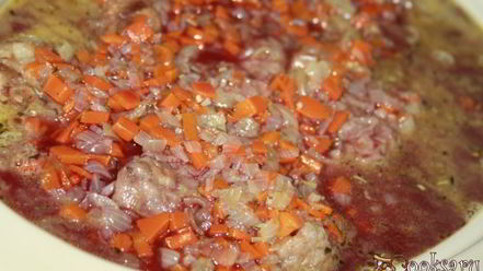 Рецепт запеченной говядины в вине и курином бульоне