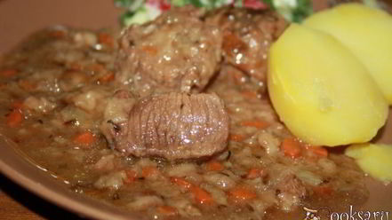 Рецепт запеченной говядины в вине и курином бульоне