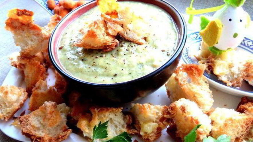 Рецепт французского чесночного супа с сырными гренками