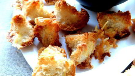 Рецепт французского чесночного супа с сырными гренками