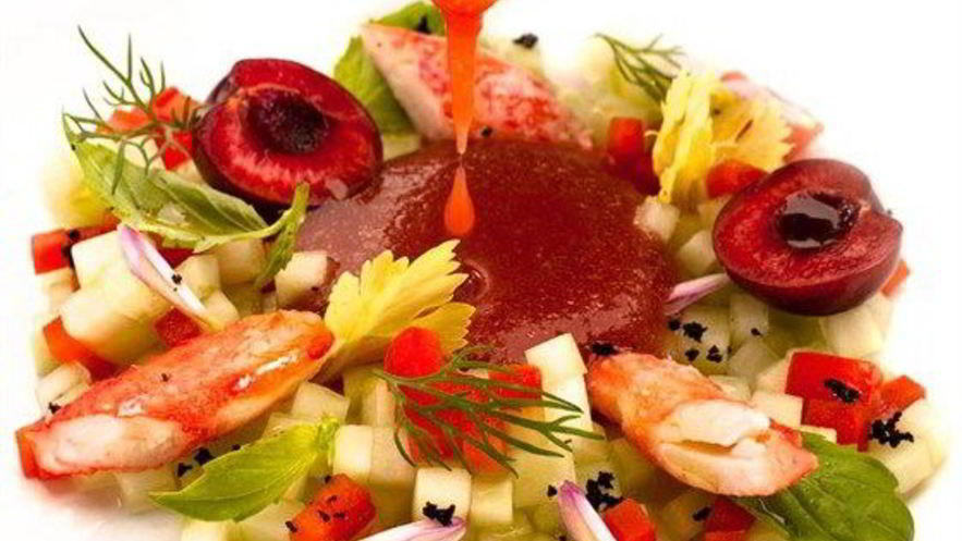 Рецепт гаспачо с черешней и крабом