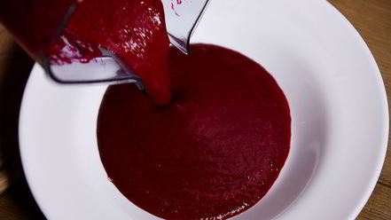 Рецепт свекольного гаспачо с козьим сыром