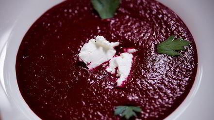 Рецепт свекольного гаспачо с козьим сыром