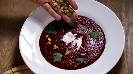 Рецепт свекольного гаспачо с козьим сыром
