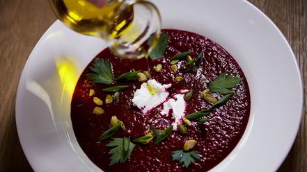 Рецепт свекольного гаспачо с козьим сыром