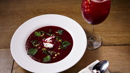 Рецепт свекольного гаспачо с козьим сыром