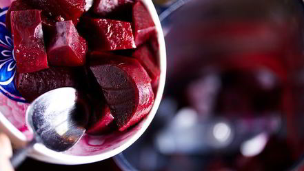 Рецепт свекольного гаспачо с козьим сыром