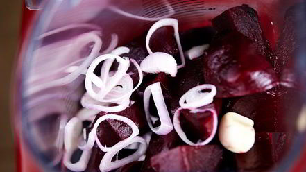 Рецепт свекольного гаспачо с козьим сыром