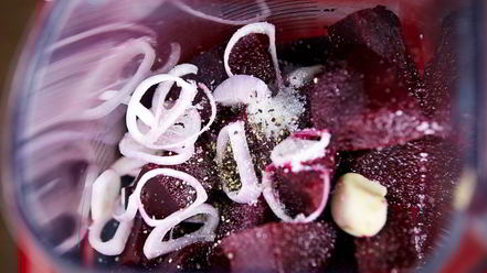 Рецепт свекольного гаспачо с козьим сыром