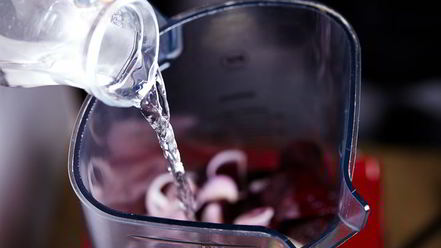 Рецепт свекольного гаспачо с козьим сыром