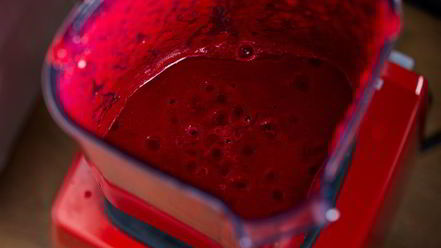 Рецепт свекольного гаспачо с козьим сыром