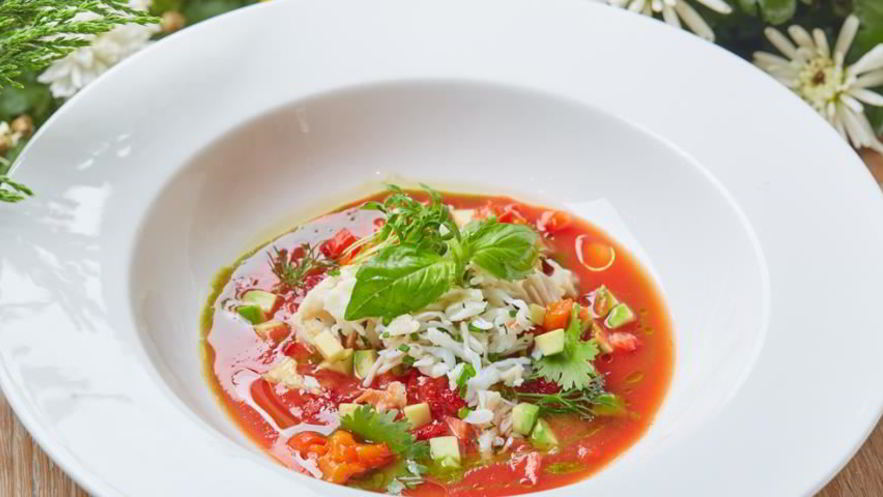 Рецепт томатного супа гаспачо с печеным болгарским перцем, авокадо, мясом камчатского краба и тартаром из клубники