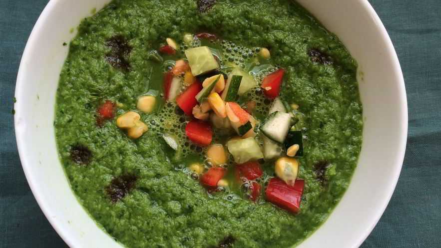 Рецепт зеленого гаспачо со щавелем и огуречно-кукурузной заправкой