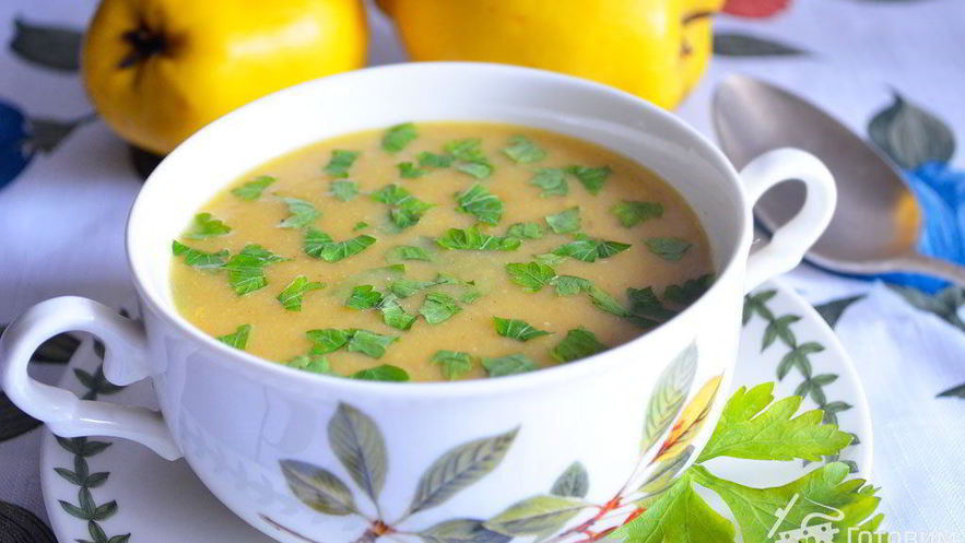 Рецепт горохового супа-крема с айвой и беконом