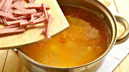 Рецепт горохового супа с копченой колбасой и зеленью