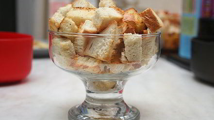 Рецепт горохового супа с копченостями и гренками