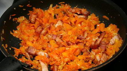 Рецепт горохового супа с копченостями и гренками