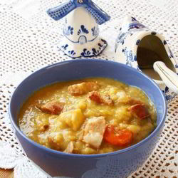 Рецепт Горохового супа с копчеными ребрышками и зеленью