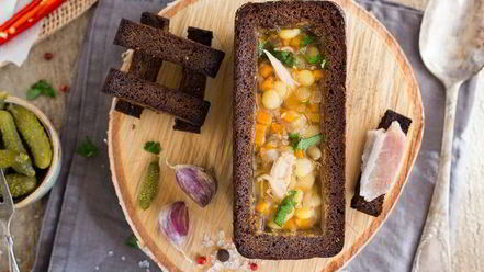 Рецепт наваристого горохового супа с уткой в хлебном горшочке