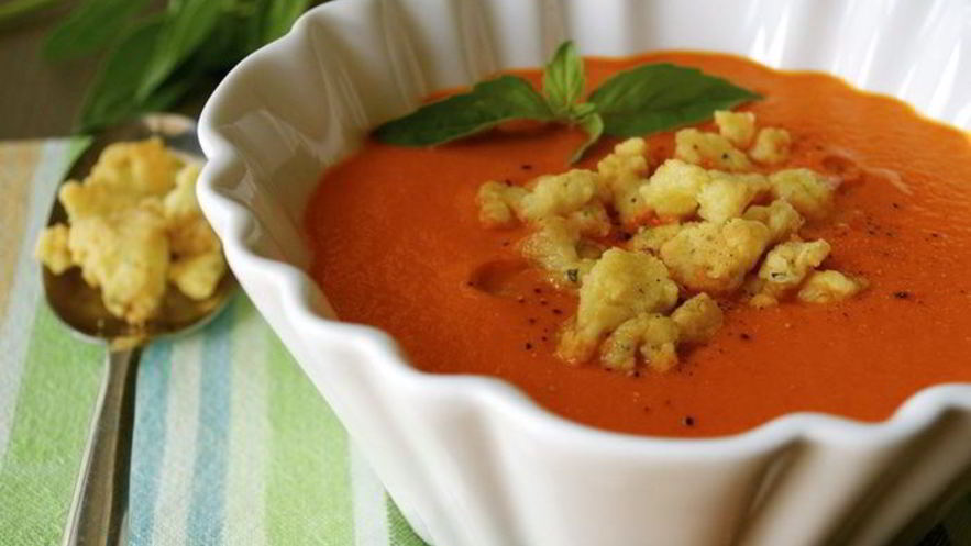 Рецепт холодного красного супа с ароматной крошкой