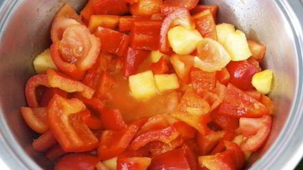 Рецепт холодного красного супа с ароматной крошкой