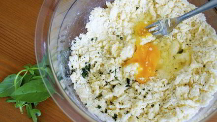 Рецепт холодного красного супа с ароматной крошкой