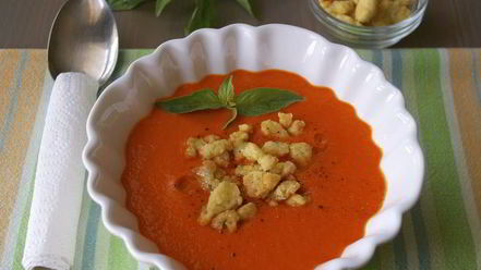Рецепт холодного красного супа с ароматной крошкой