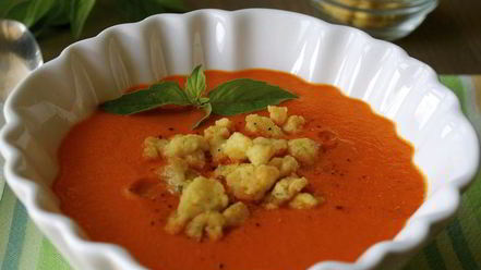 Рецепт холодного красного супа с ароматной крошкой