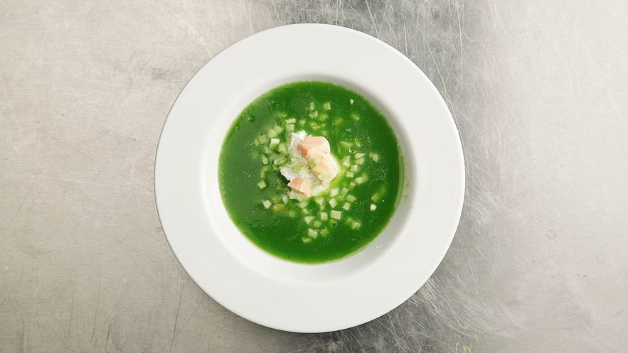 Рецепт холодного огуречного супа с лососем