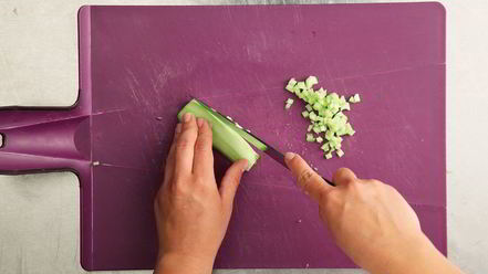 Рецепт холодного огуречного супа с лососем