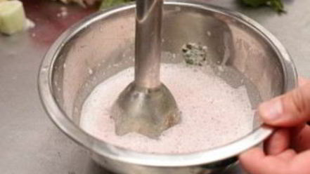 Рецепт холодного супа из редиса в черном хлебе