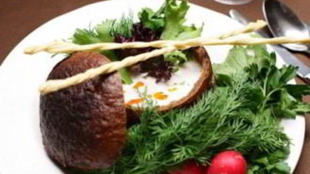 Рецепт холодного супа из редиса в черном хлебе