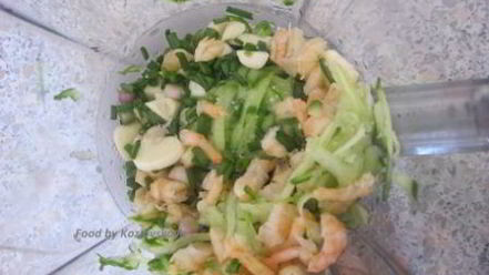 Рецепт пряного холодного супа из огурца с креветками